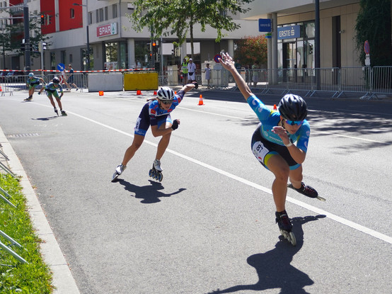 4 Skaterinnen beim Speedskaten