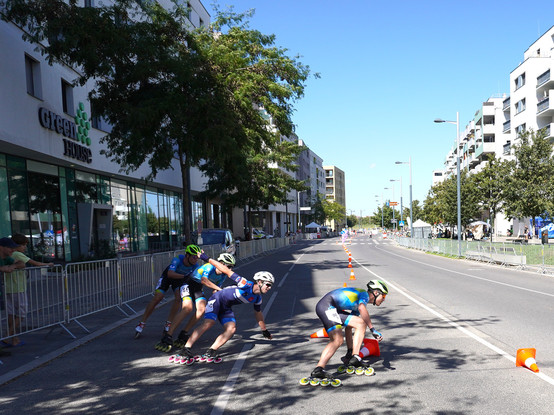 4 Skater beim Speedskating in der Kurve 